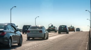 ব্যস্ত হাইওয়ে গাড়ি চলছে